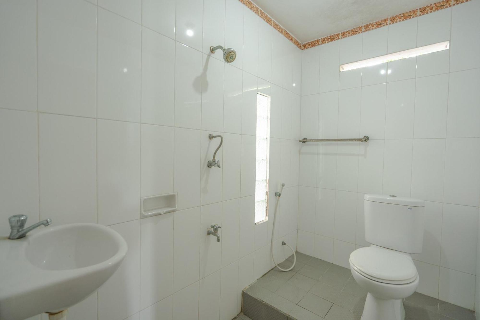 Rommeo Inn Lovina Mitra Reddoorz Temukus Buitenkant foto